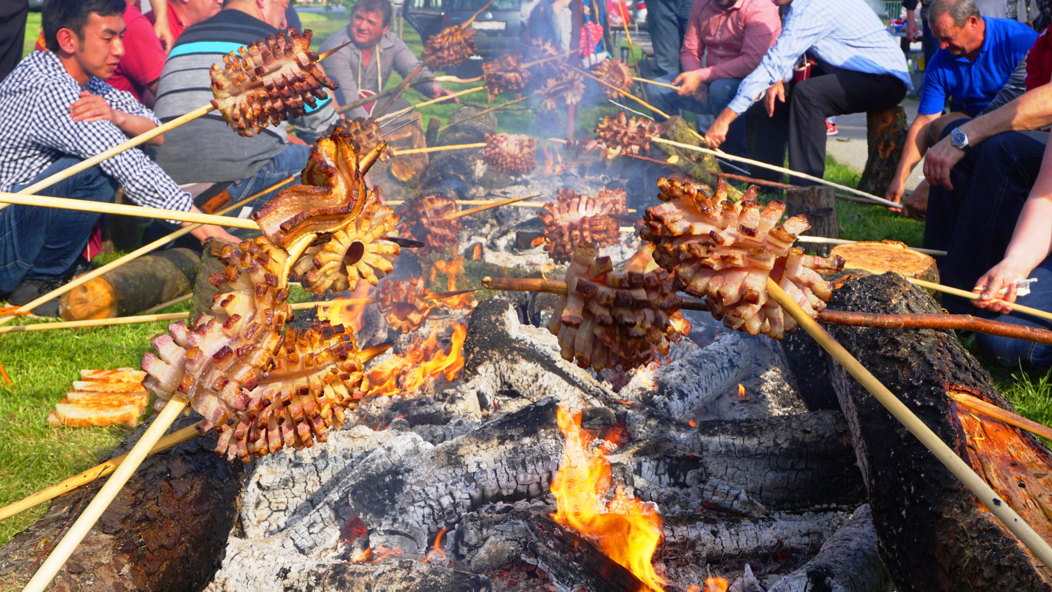 Tradicionalno roštiljanje slanine na otvorenoj vatri